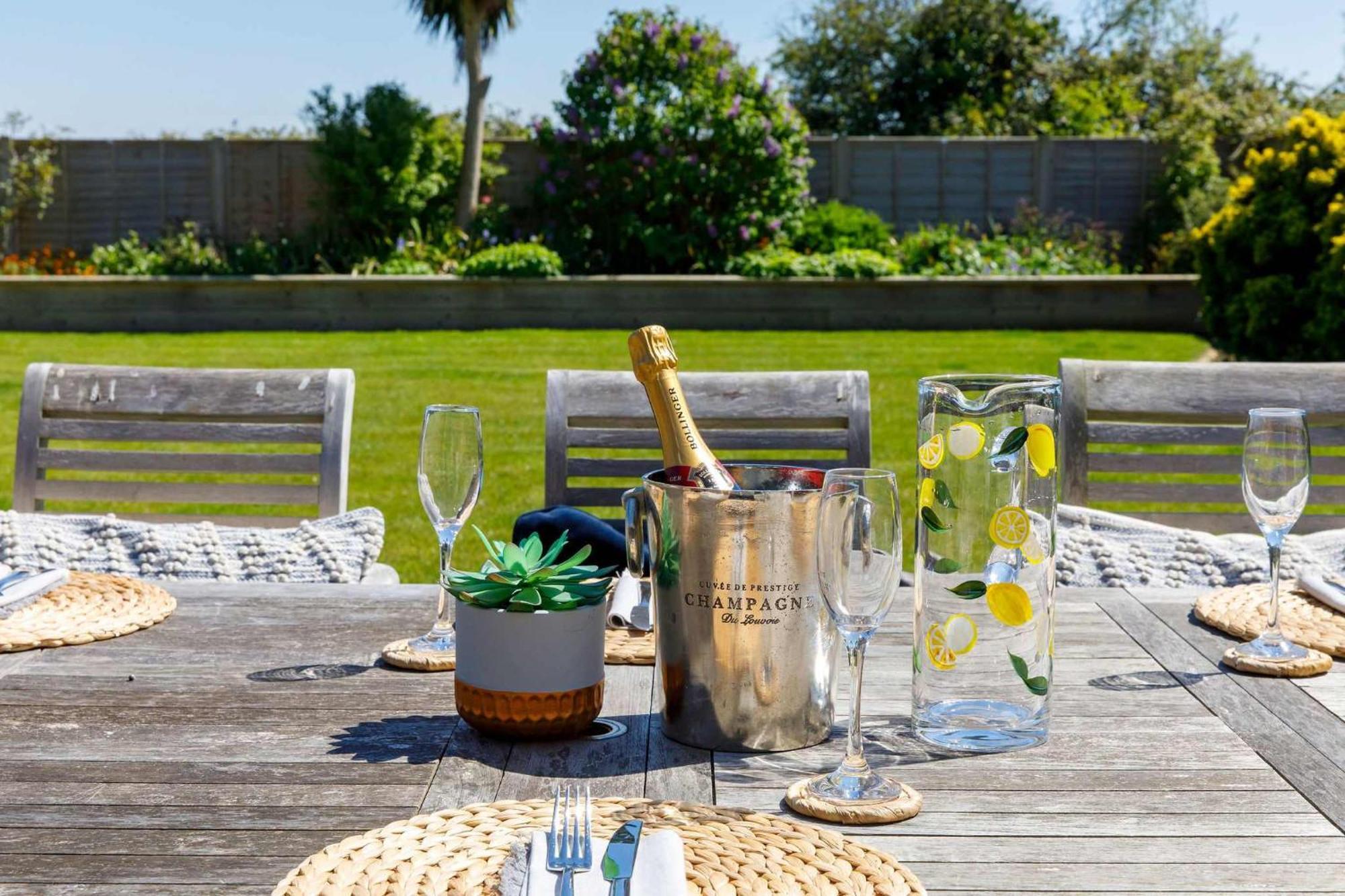 Spacious Home For 8 In Witterings - Walk To Beach East Wittering Esterno foto